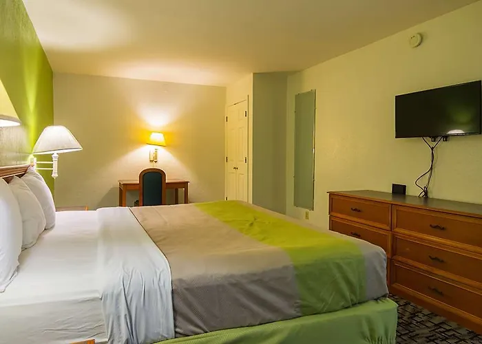 Baymont By Wyndham Broken Arrow Motel