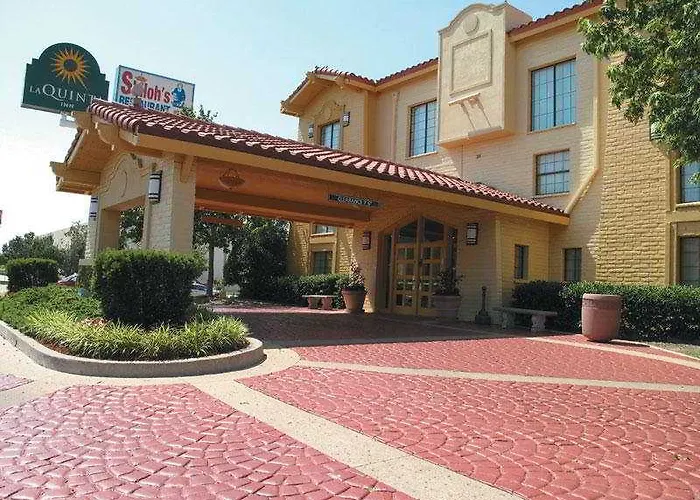 Baymont By Wyndham Broken Arrow Motel