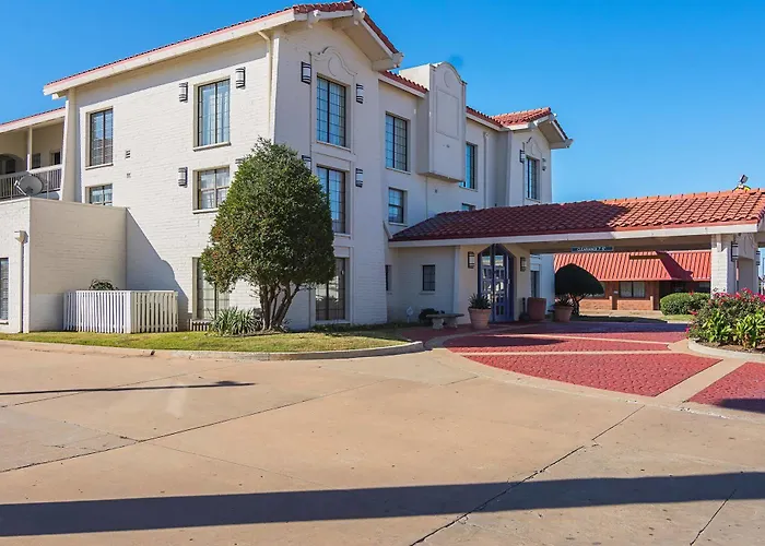Baymont By Wyndham Broken Arrow Motel