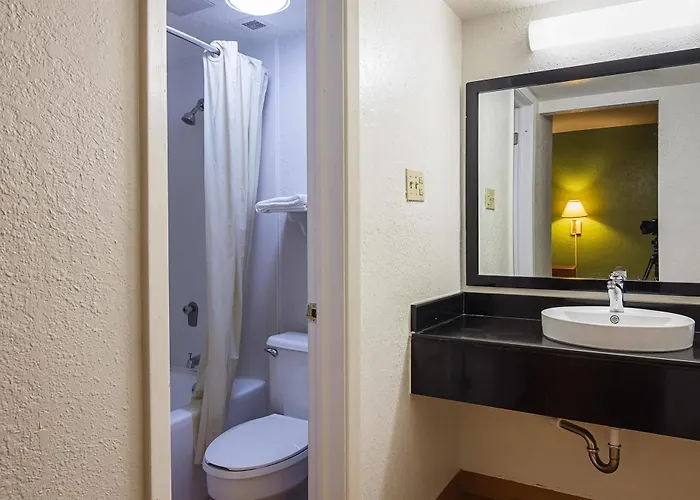 Baymont By Wyndham Broken Arrow 2*